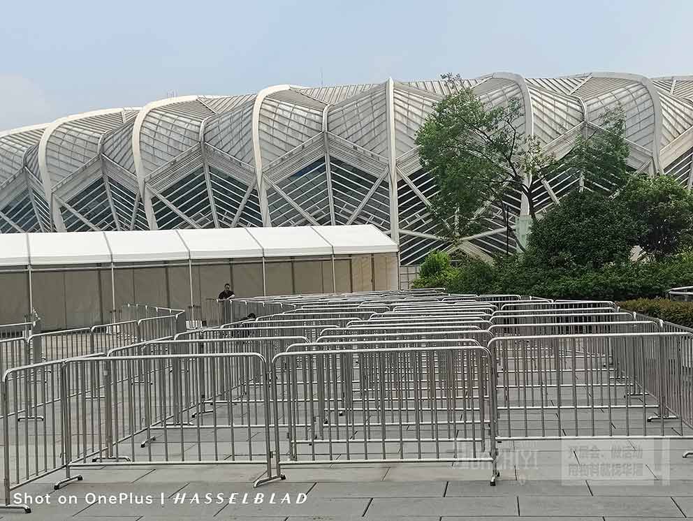 武漢鐵馬護(hù)欄租賃廠家布置體育場館外鐵馬現(xiàn)場