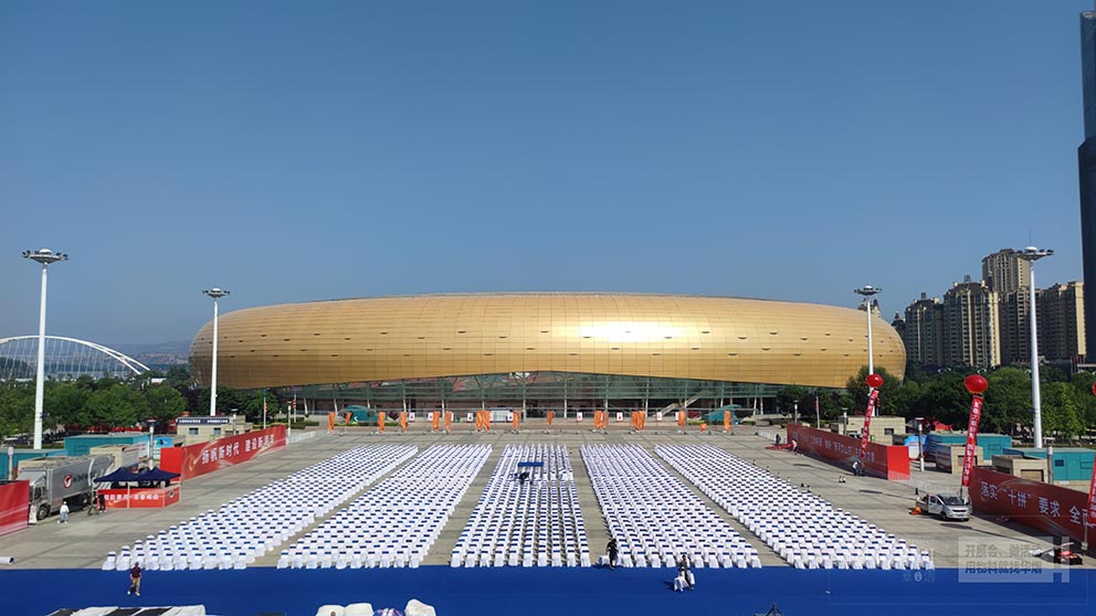 桌椅出租廠家提供第二十九屆三門峽黃河文化旅游節(jié)開幕式現(xiàn)場貴賓椅