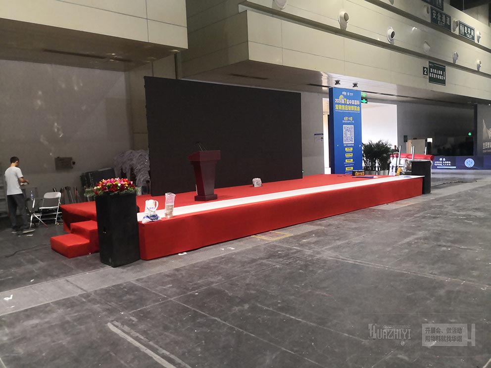 鄭州鋁合金舞臺(tái)出租搭建助力寵物展現(xiàn)場(chǎng),正在施工
