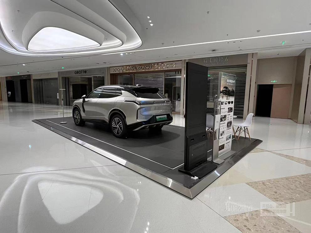 鄭州地臺出租廠家搭建了臨時車展的全套物料，讓您省心省力