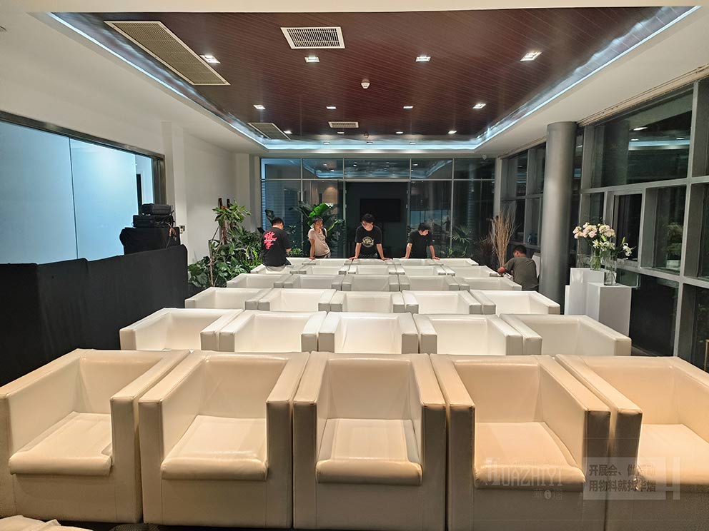 鄭州白色皮質(zhì)沙發(fā)出租現(xiàn)場(chǎng)，簡(jiǎn)約大氣