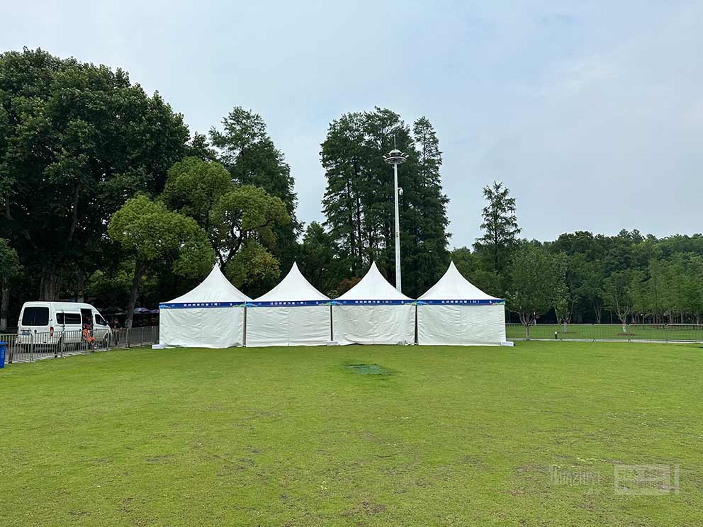鄭州尖頂篷房出租還可以搭建在草地上，清新美觀