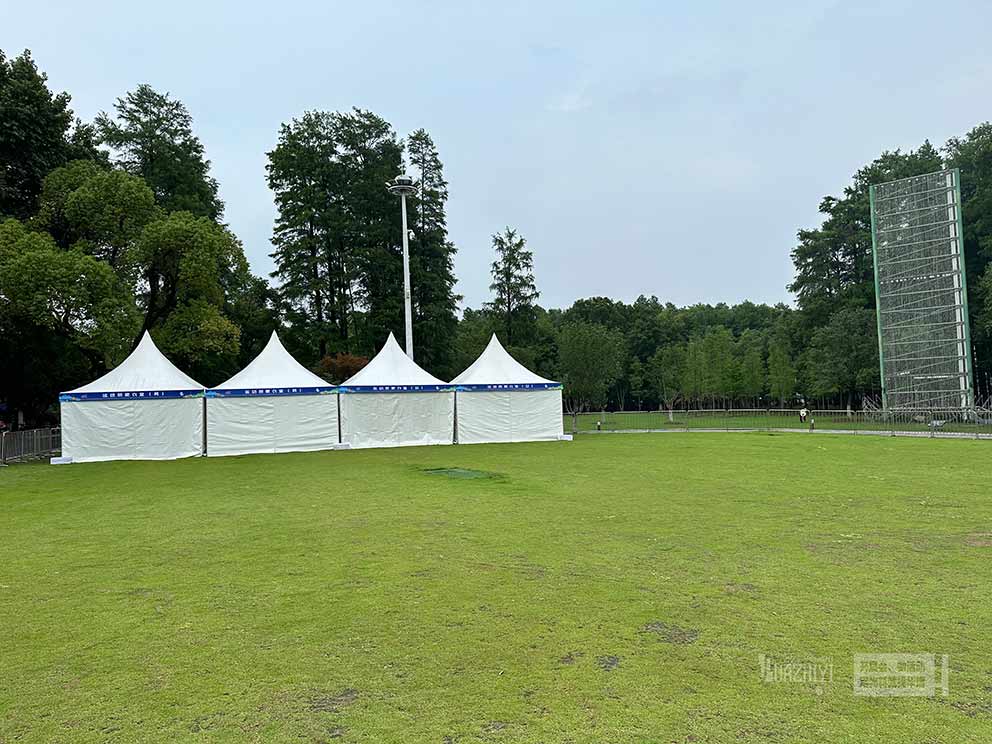 鄭州尖頂篷房出租還可以搭建在草地上，清新美觀