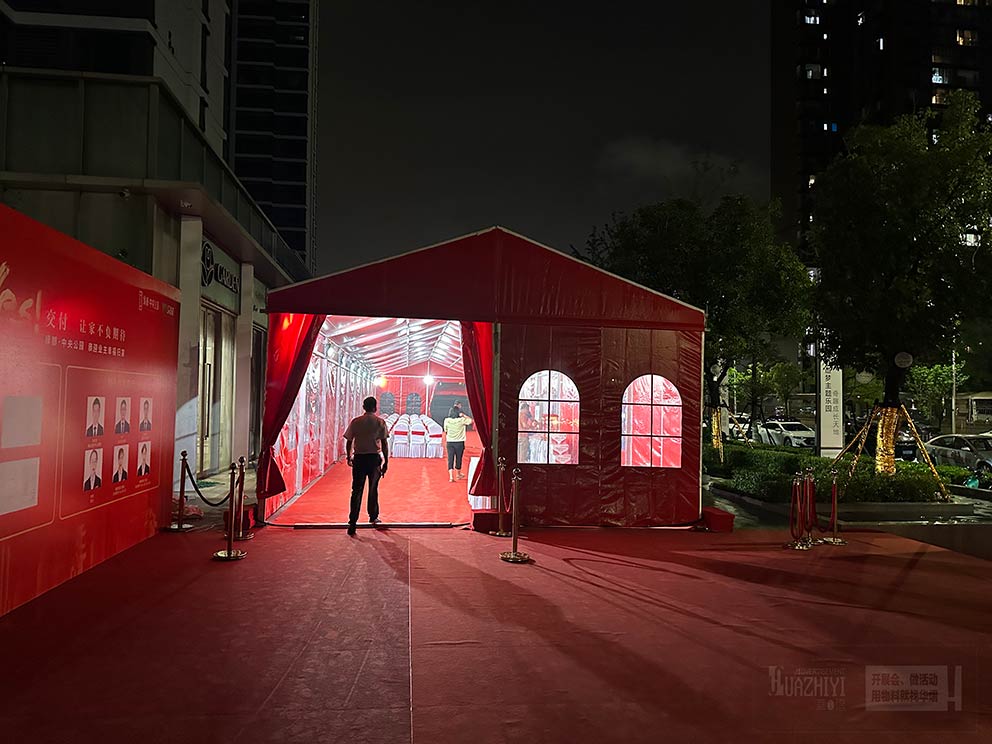 鄭州地產篷房租賃搭建的紅色篷房十分喜慶熱鬧
