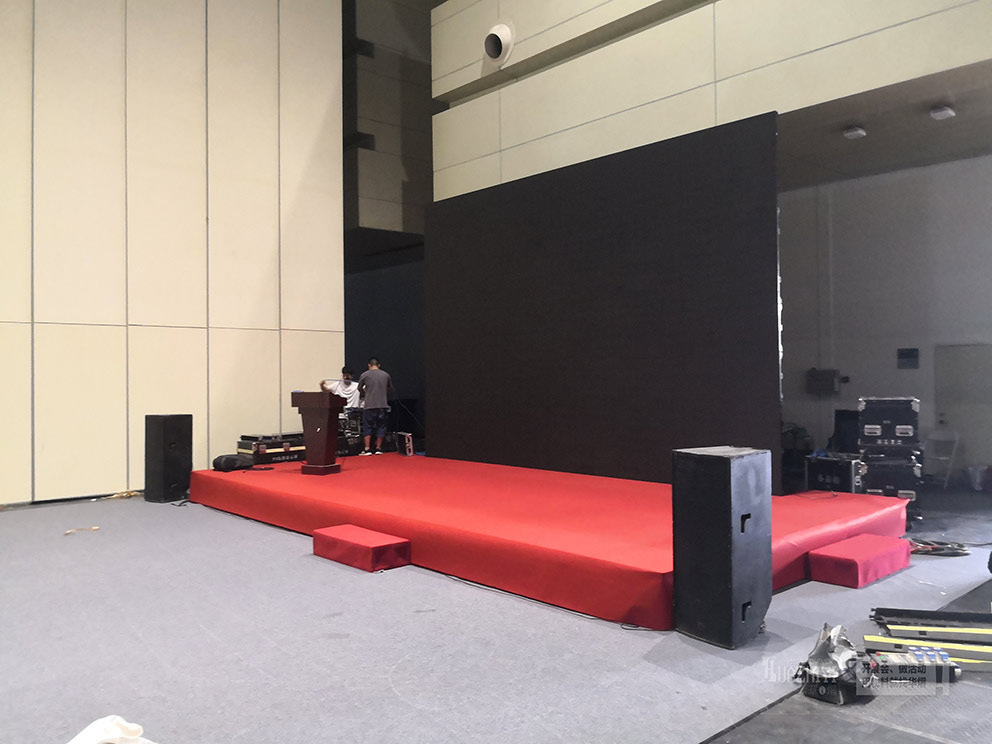 鄭州舞臺搭建不僅可以在室外使用，在展館內(nèi)也是可以的