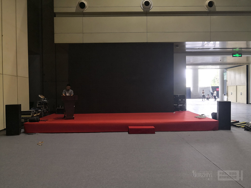 鄭州舞臺搭建不僅可以在室外使用，在展館內(nèi)也是可以的