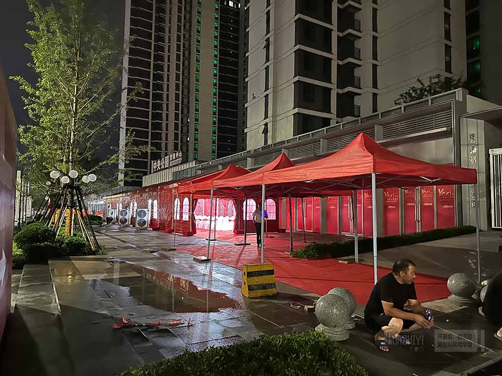 鄭州地產篷房租賃搭建的紅色篷房十分喜慶熱鬧