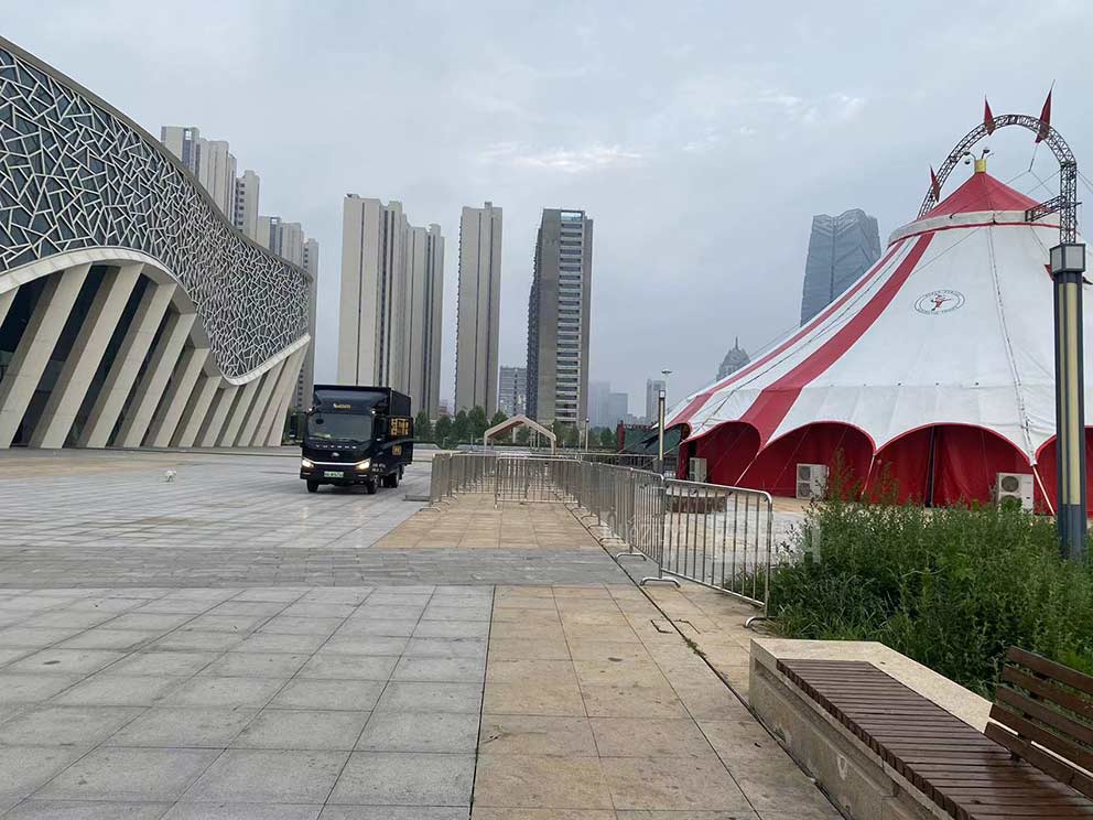 開封鐵馬護(hù)欄助力新鄉(xiāng)體育館，共筑活動現(xiàn)場安全防線