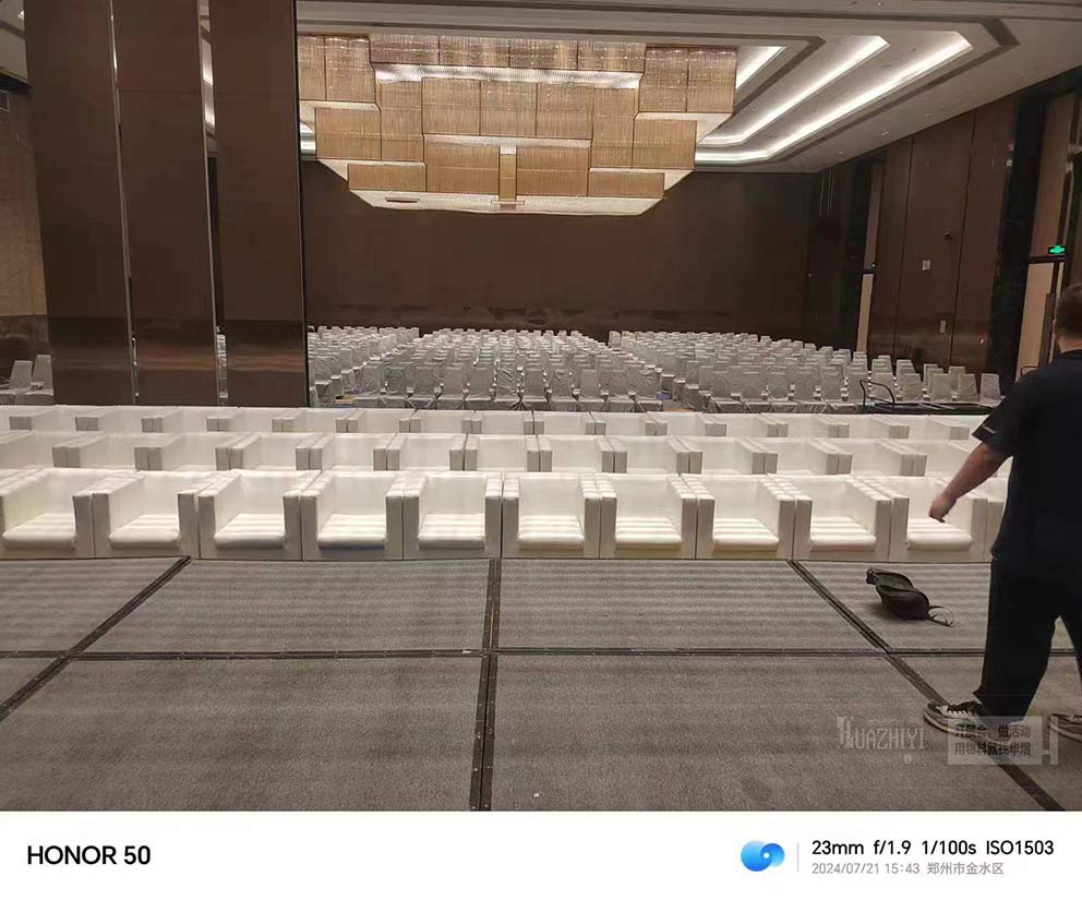 鄭州沙發租賃廠家布置活動現場—白色皮質沙發盡顯質感