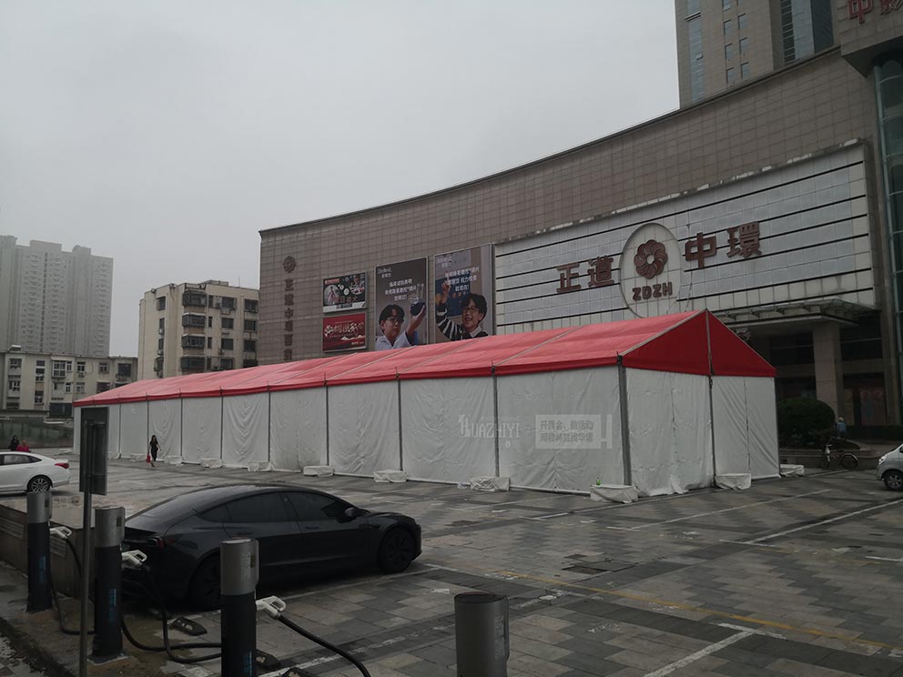 鄭州華熠篷房租賃廠家夏季布場—紅頂白篷篷房已經搭建完畢