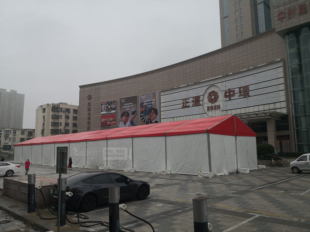 鄭州華熠篷房租賃廠家夏季布場—紅頂白篷篷房已經搭建完畢