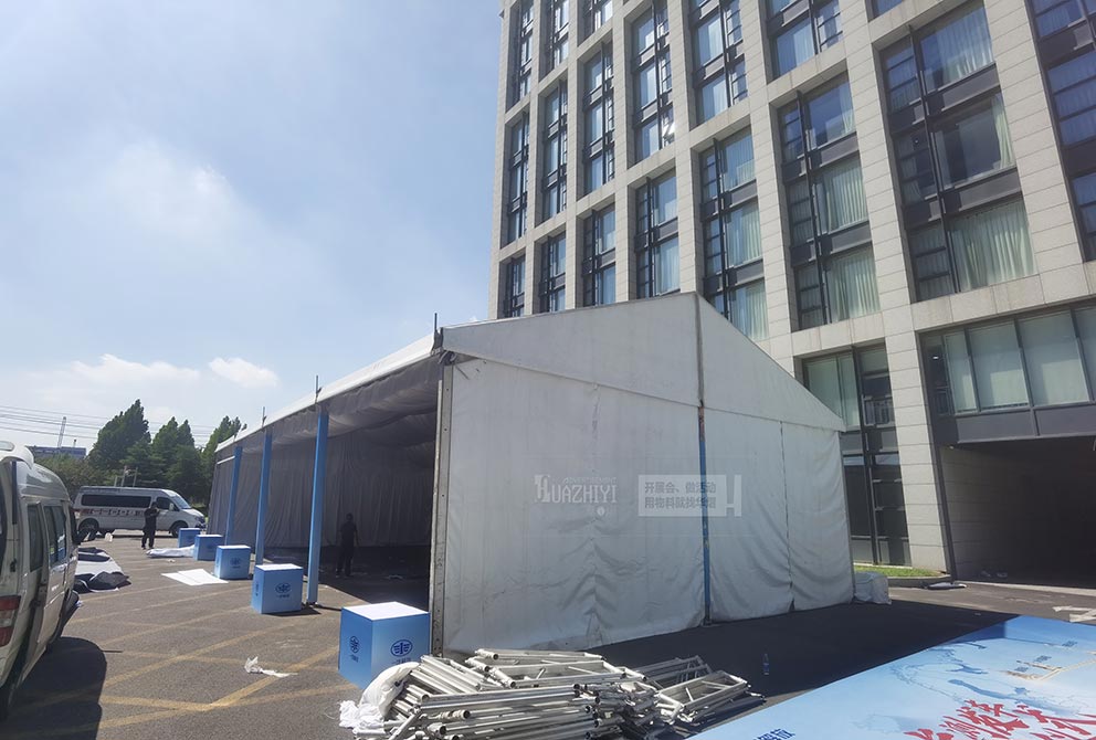 一汽解放發(fā)車儀式現(xiàn)場使用了洛陽篷房租賃廠家搭建的臨時大篷