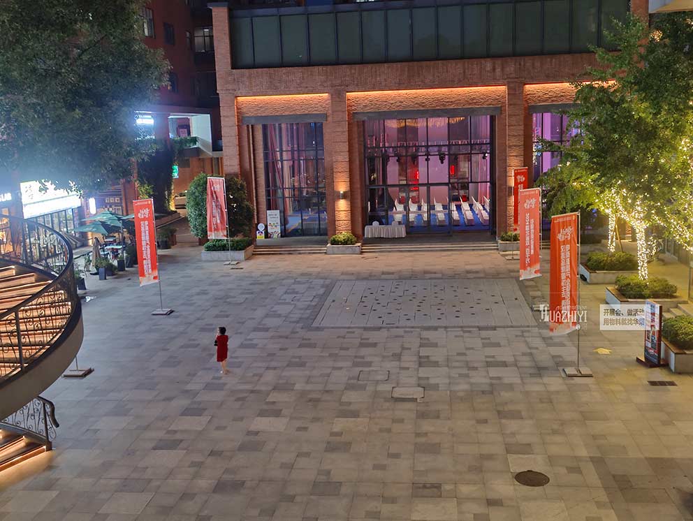 鄭州道旗出租在陽(yáng)光下隨風(fēng)飄動(dòng),宣傳效果良好