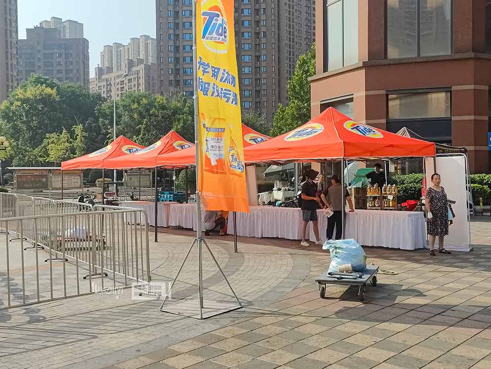 汰漬社區(qū)嘉年華現(xiàn)場護(hù)欄由鄭州鐵馬護(hù)欄租賃公司布置