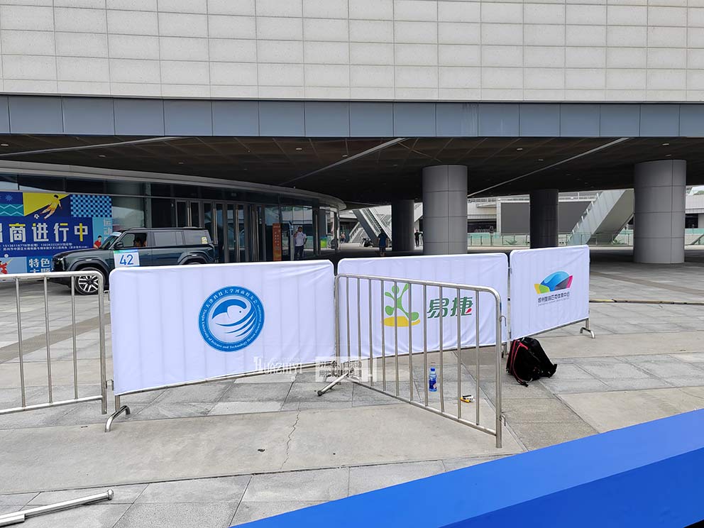 2024中國鄭州新能源汽車拉力賽啟動儀式現場使用鄭州鐵馬護欄租賃