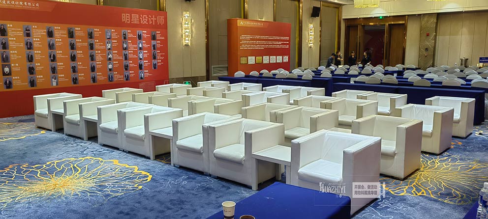 鄭州沙發(fā)出租布置酒店內(nèi)臨時會議，提供了沙發(fā)和茶幾