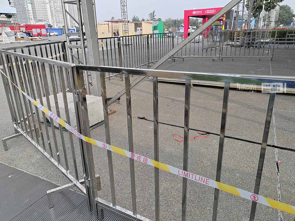 鄭州鐵馬租賃提供布置了新款不銹鋼方管鐵馬護欄
