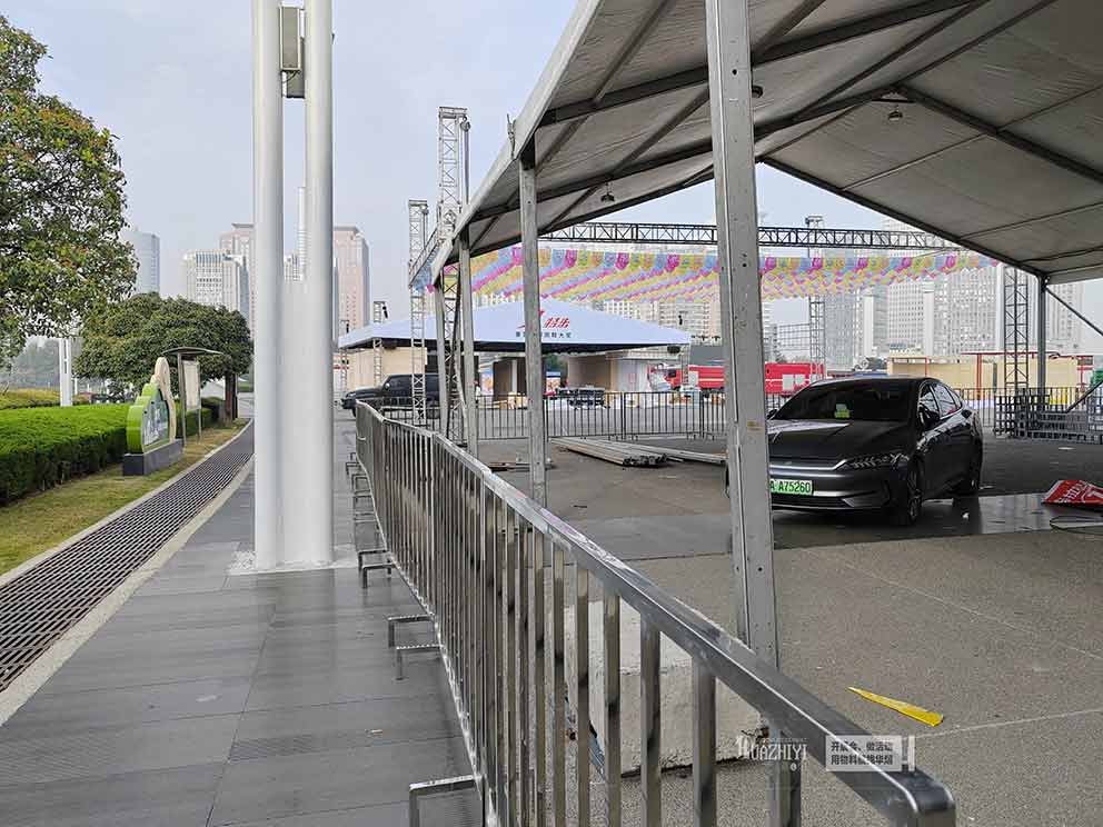 鄭州鐵馬租賃提供布置了新款不銹鋼方管鐵馬護欄