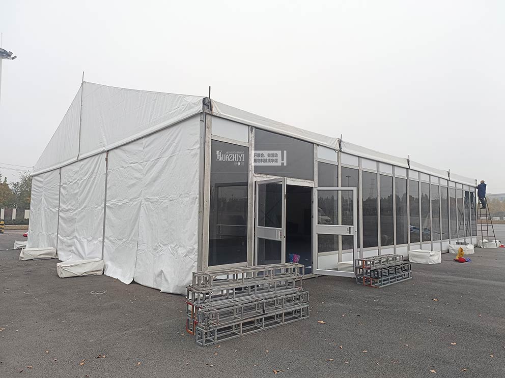 鄭州篷房搭建的玻璃篷房用作汽車臨時(shí)展廳很合適