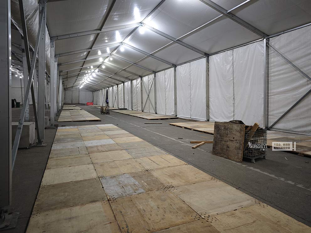 華熠地臺租賃公司團隊鋪設(shè)中博建材展會木質(zhì)地臺