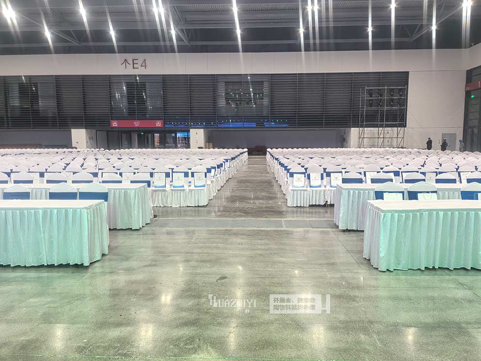新會展中心2025表彰大會，華熠桌椅租賃進行布場